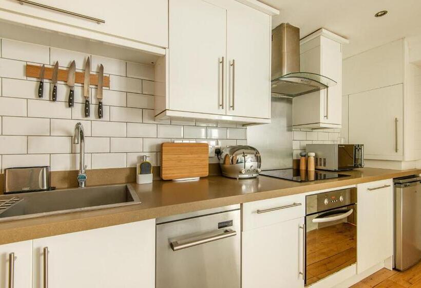 Newly Refurbished  Stylish Apartment 5 Minutes From Station W Garden