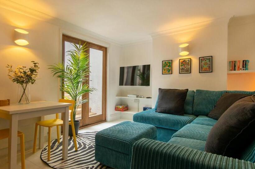 Newly Refurbished  Stylish Apartment 5 Minutes From Station W Garden