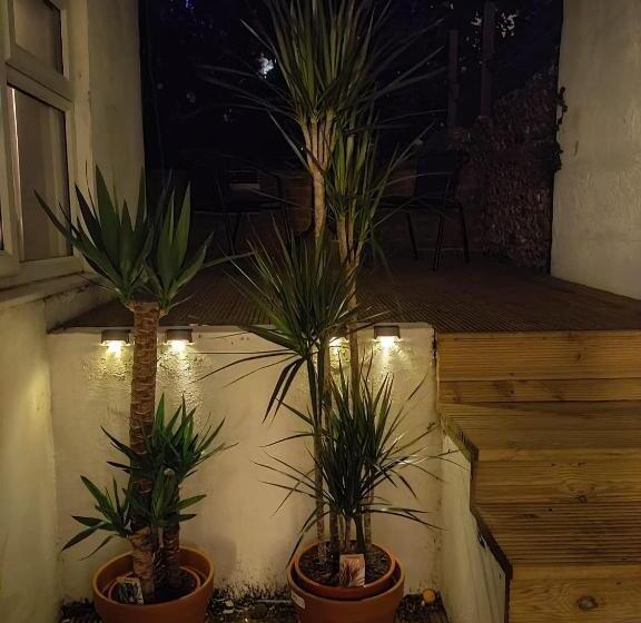 Newly Refurbished  Stylish Apartment 5 Minutes From Station W Garden
