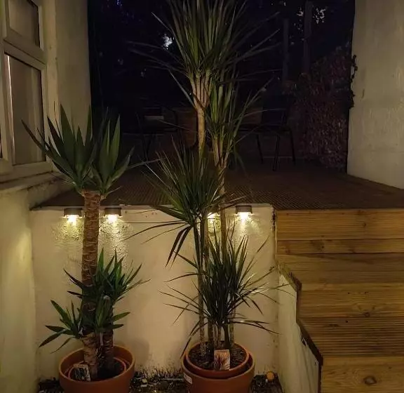 Newly Refurbished  Stylish Apartment 5 Minutes From Station W Garden