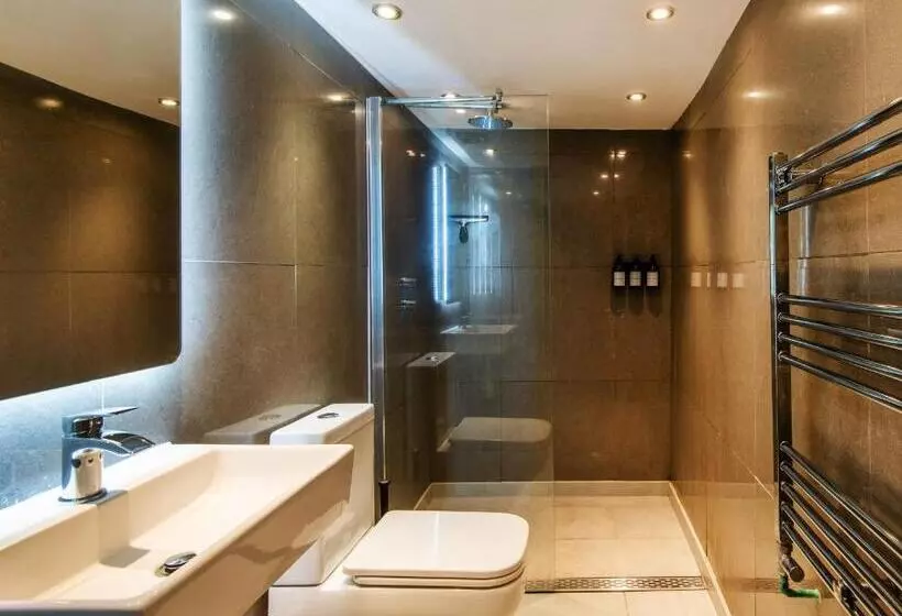 Newly Refurbished  Stylish Apartment 5 Minutes From Station W Garden
