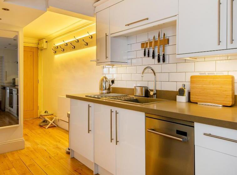 Newly Refurbished  Stylish Apartment 5 Minutes From Station W Garden