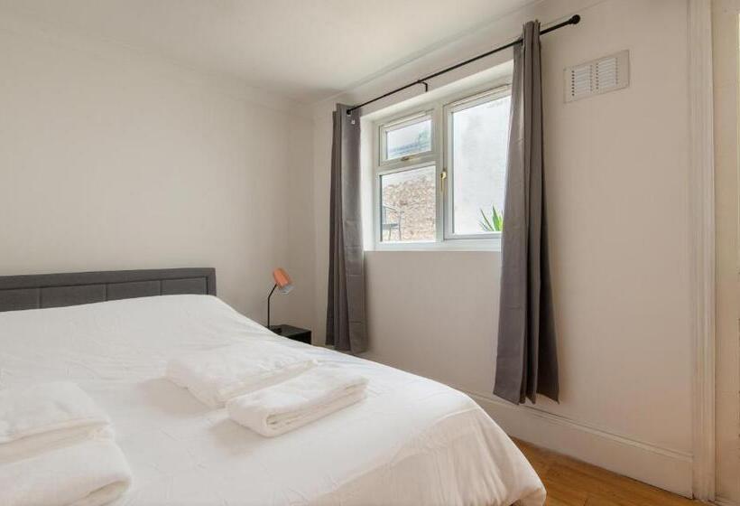 Newly Refurbished  Stylish Apartment 5 Minutes From Station W Garden