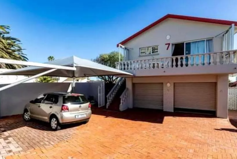 Underafricanskys, Humewood