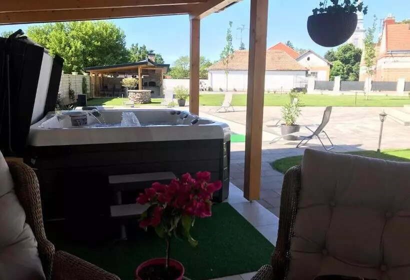 ベッドアンドブレックファースト Notarius Vendégház