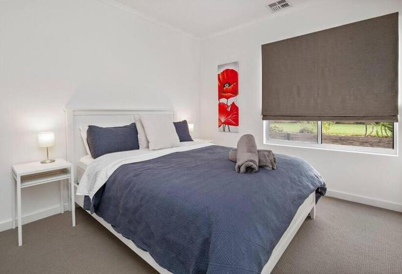 Jo S Sanctuary  4 Bdrms Sleeps 10 Beach & Scrub