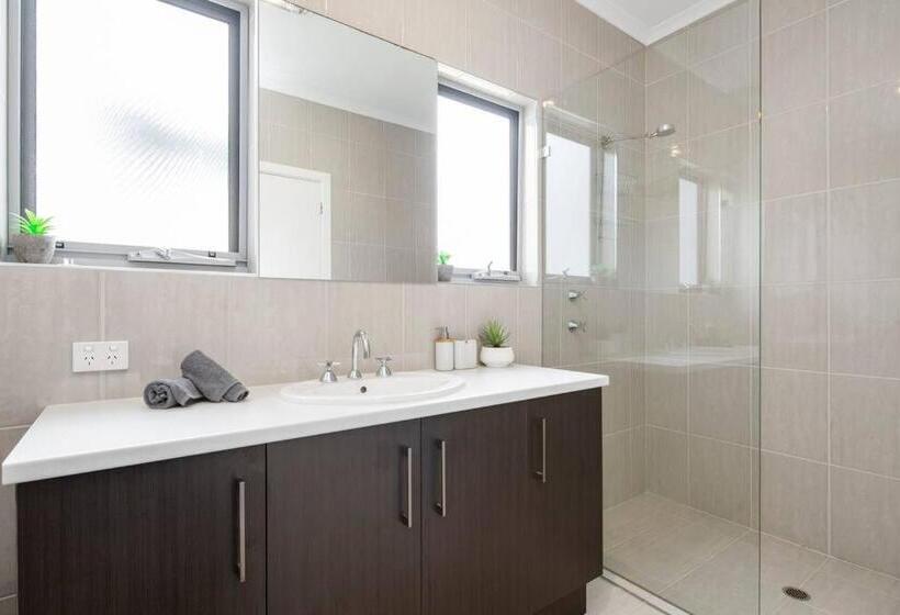 Jo S Sanctuary  4 Bdrms Sleeps 10 Beach & Scrub