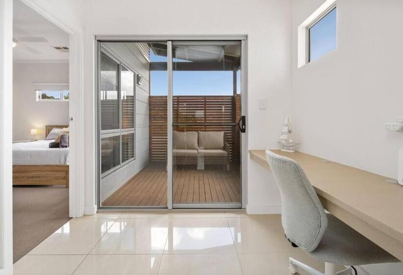 Jo S Sanctuary  4 Bdrms Sleeps 10 Beach & Scrub