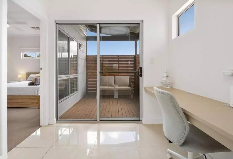 Jo S Sanctuary  4 Bdrms Sleeps 10 Beach & Scrub