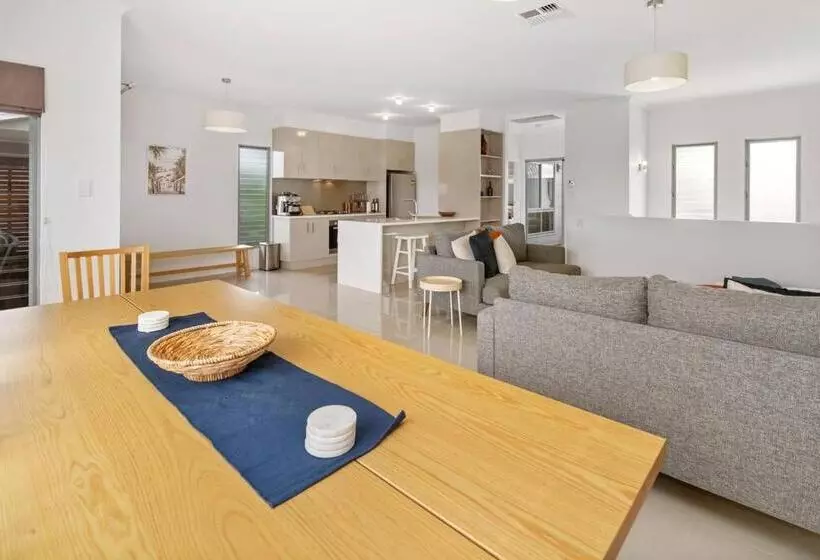 Jo S Sanctuary  4 Bdrms Sleeps 10 Beach & Scrub