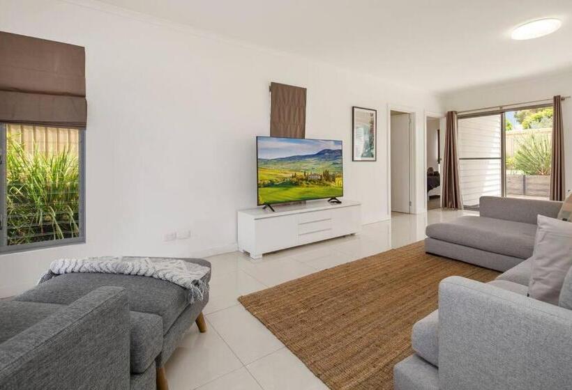 Jo S Sanctuary  4 Bdrms Sleeps 10 Beach & Scrub