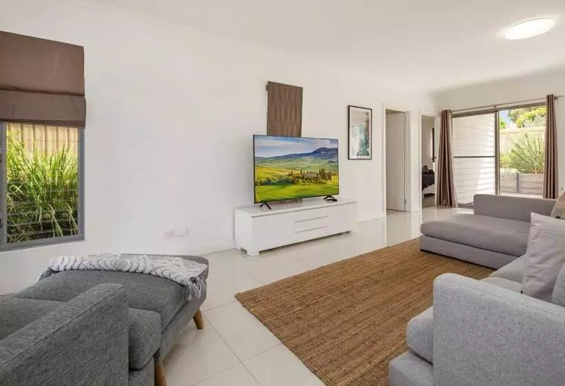 Jo S Sanctuary  4 Bdrms Sleeps 10 Beach & Scrub