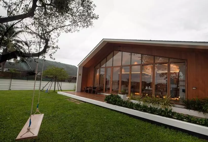 Nutnicha River House