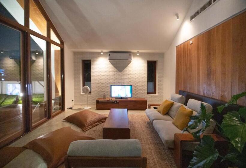 Nutnicha River House