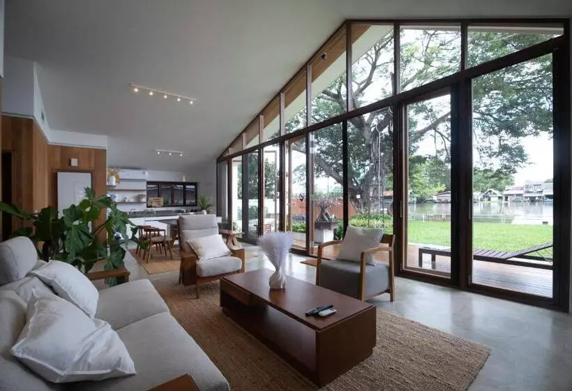 Nutnicha River House