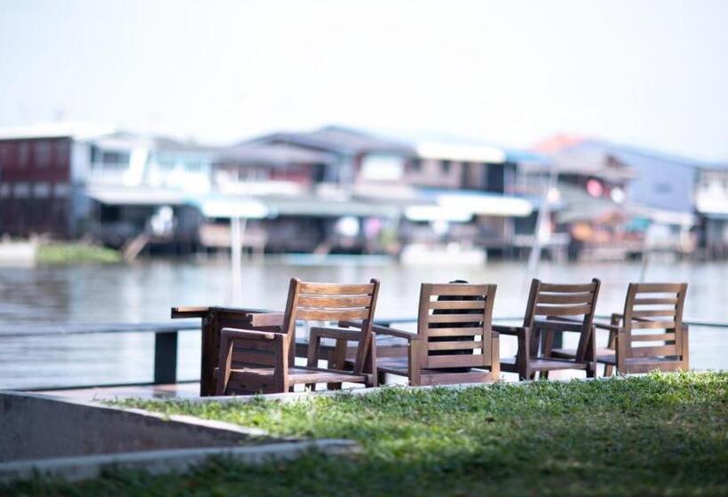 Nutnicha River House