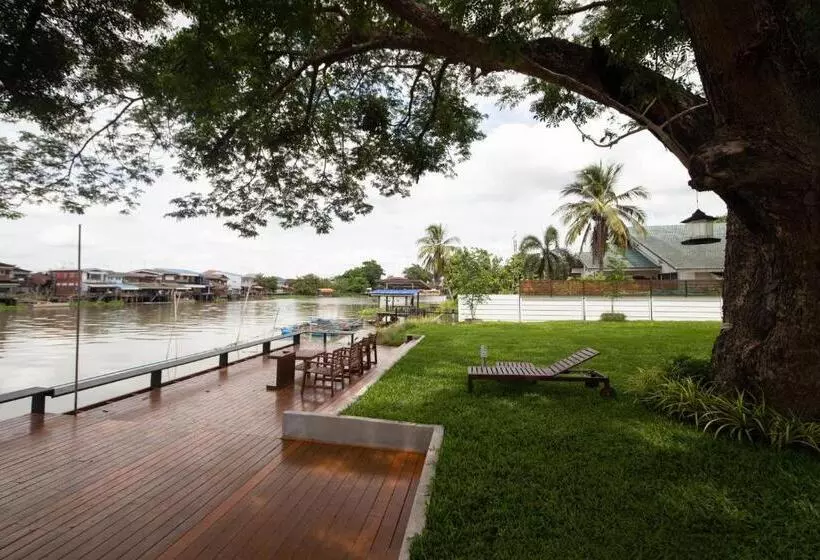 Nutnicha River House
