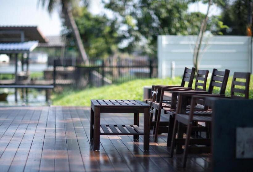 Nutnicha River House