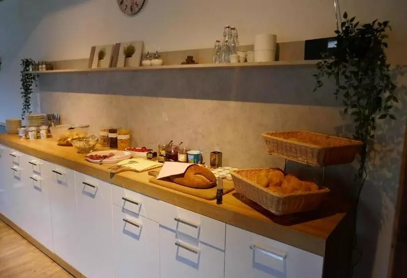 تختخواب و صبحانه Pension & Ferienwohnungen Haus Edelweiß