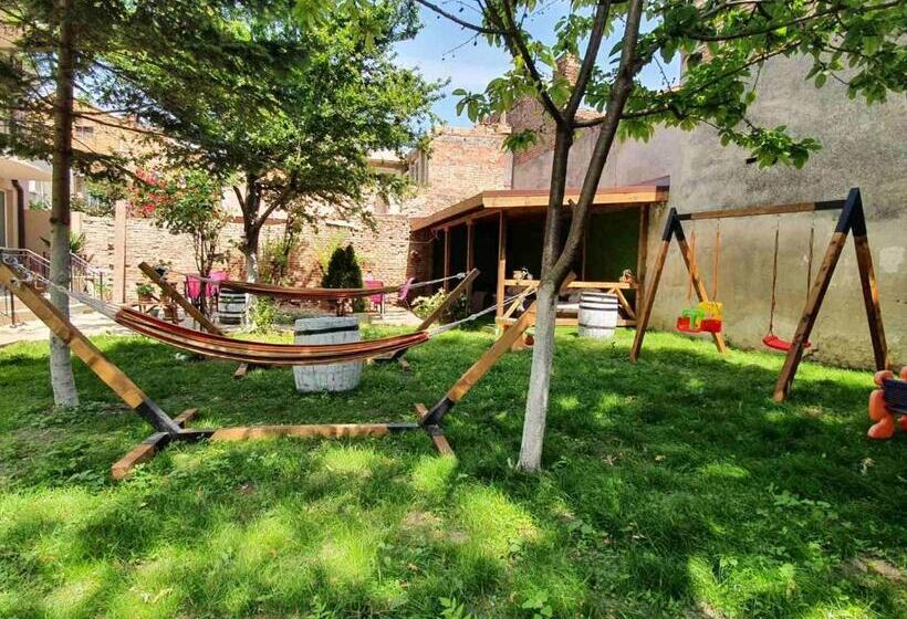 پانسیون House With Garden