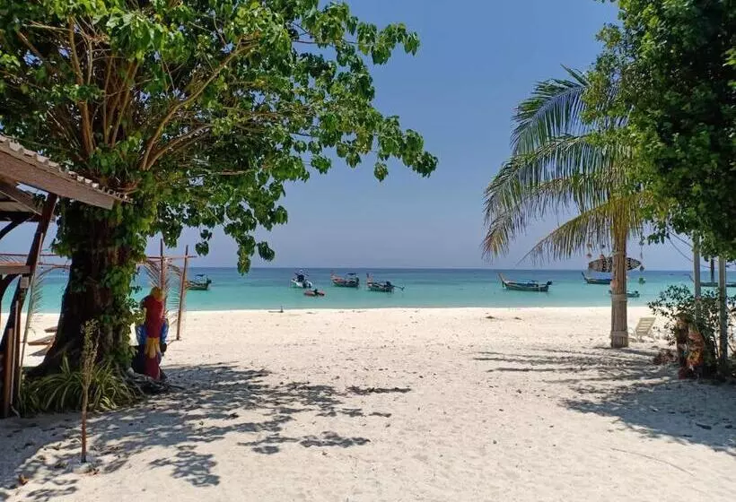 リゾートホテル Chareena Beachside