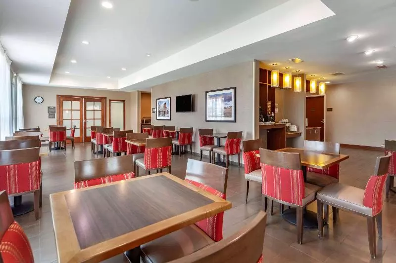 ホテル Comfort Inn & Suites Avera Southwest
