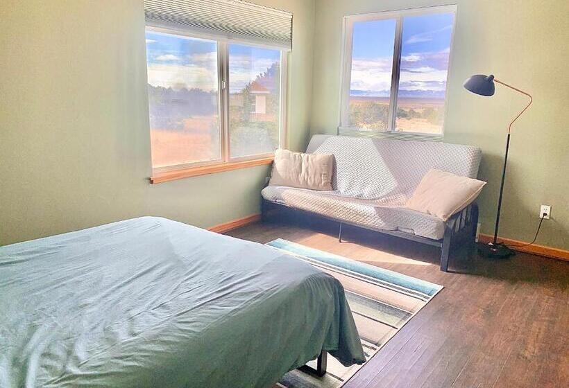 Cozy Remote Retreat • Mountain Views • Stargazing