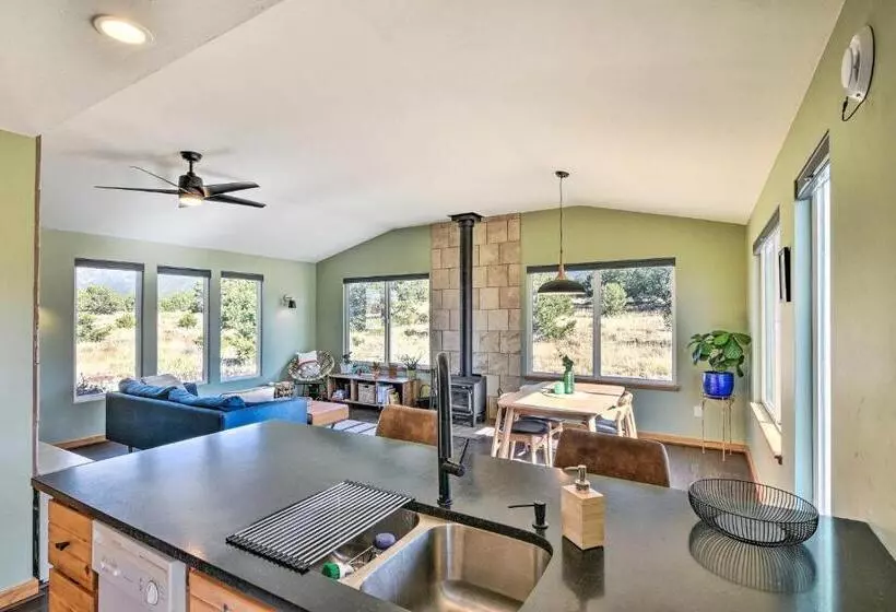 Cozy Remote Retreat • Mountain Views • Stargazing