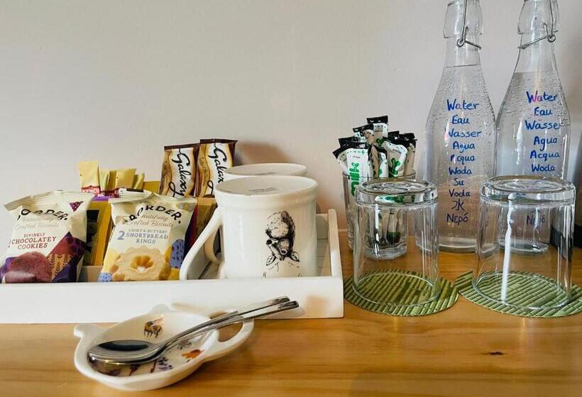 민박 Whinburn Guest House