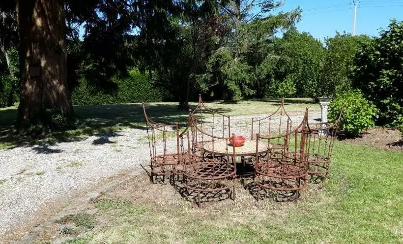 ベッドアンドブレックファースト Le Chalet Suisse   Chambre Aux Fleurs