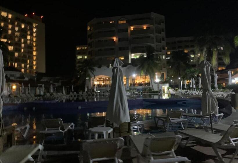 Villa Para 5 Personas 4 Adultos Y 1 Menor En Hotel Tsoro Ixtapa Wifi Gratis