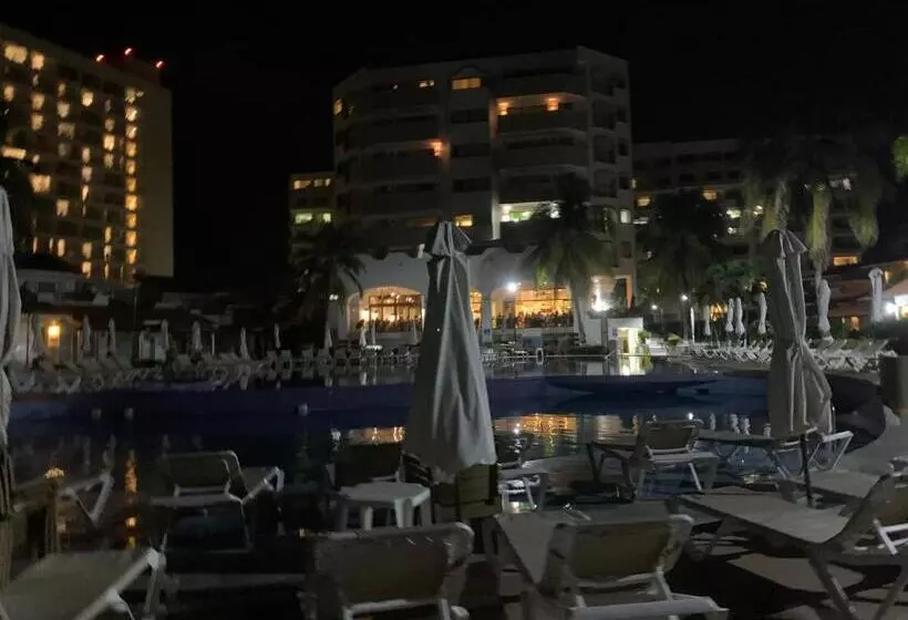 Villa Para 5 Personas 4 Adultos Y 1 Menor En Hotel Tsoro Ixtapa Wifi Gratis