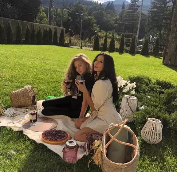 Aamiaismajoitus (B&B) Pensiunea Piscul Cainelui