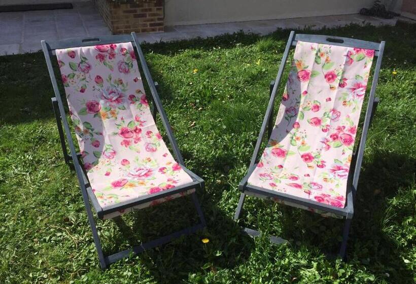 ベッドアンドブレックファースト Rose Garden Mezzanine