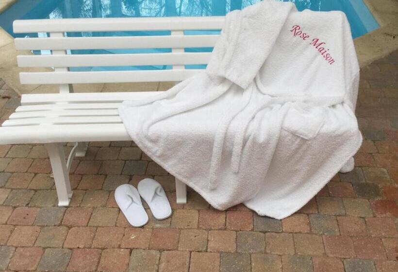 ベッドアンドブレックファースト Rose Garden Mezzanine