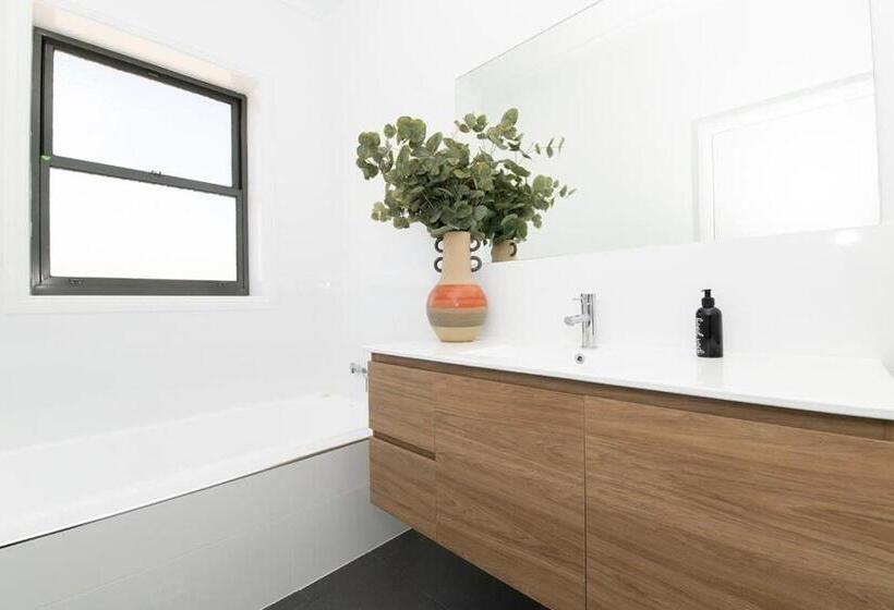 Mcnamara Lane Large Cbd Home Freshly Renovated 7 Smart Tv S Sleeps 11