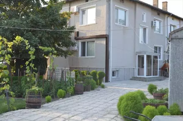 ペンション къща за гости черната роза