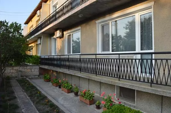 ペンション къща за гости черната роза