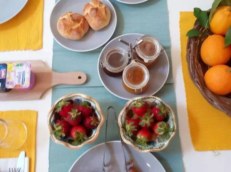 تختخواب و صبحانه Lunacalanti