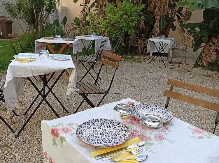 تختخواب و صبحانه Lunacalanti