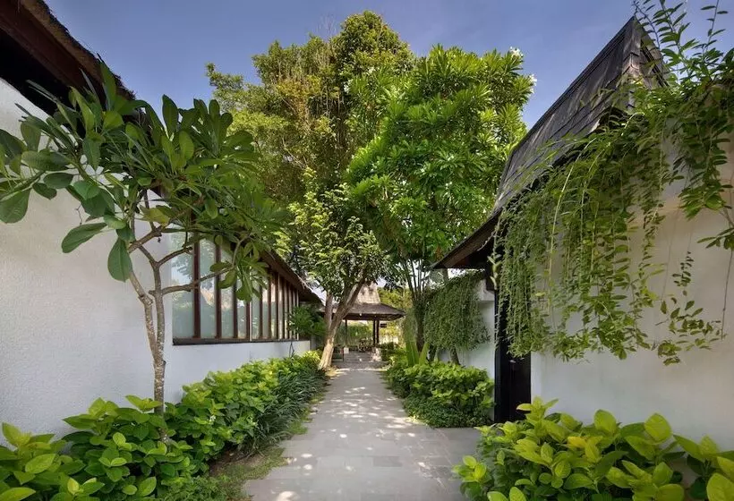 Отель Lembongan Beach Club & Resort