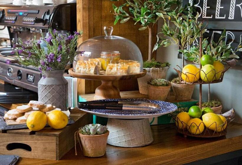 בית מלון כפרי The George Townhouse