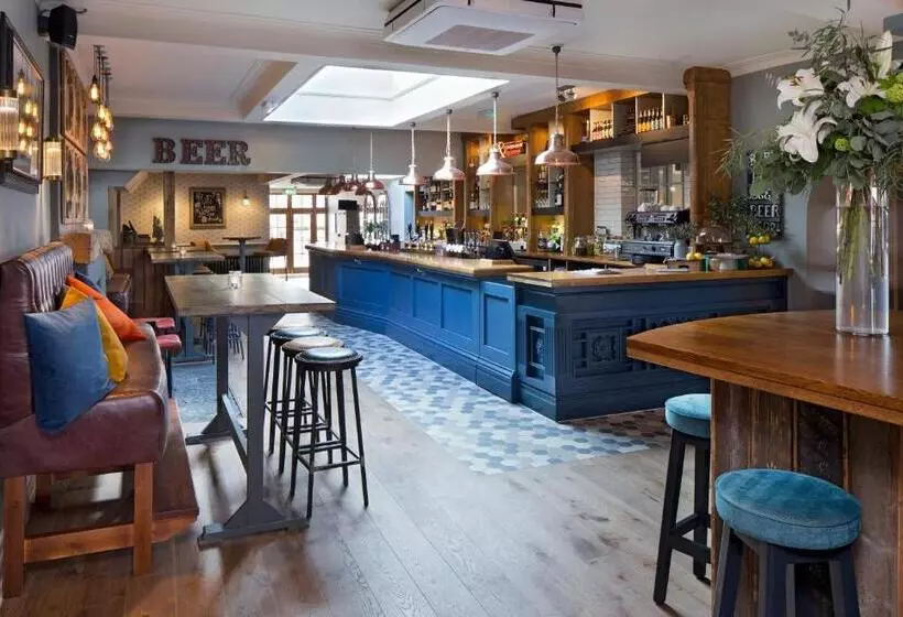 هتل The George Townhouse