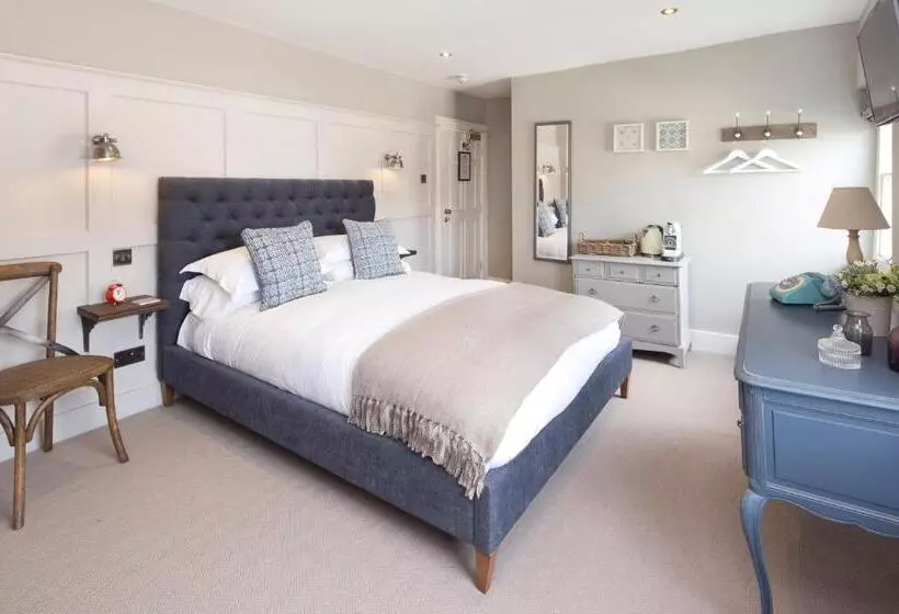 هتل The George Townhouse