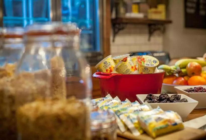 هتل The George Townhouse