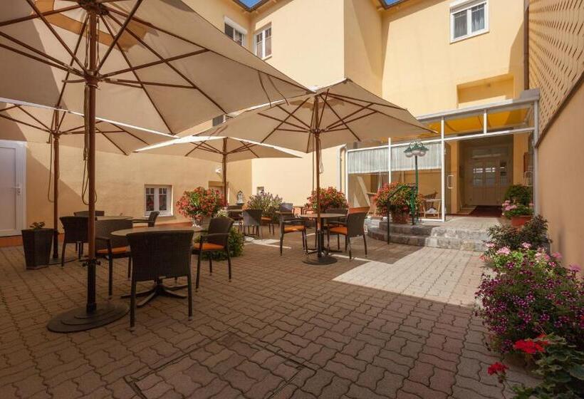 تختخواب و صبحانه Pension Elfy