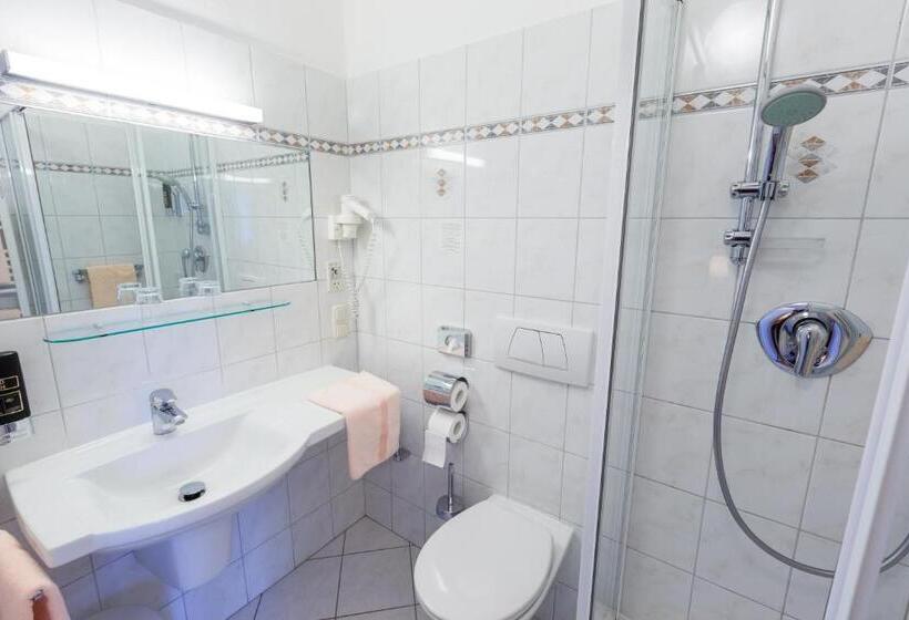 تختخواب و صبحانه Pension Elfy