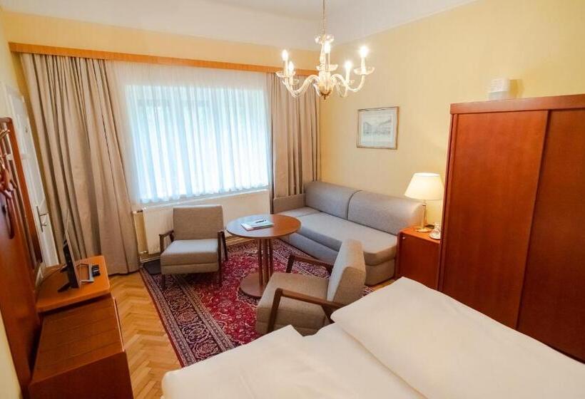 تختخواب و صبحانه Pension Elfy