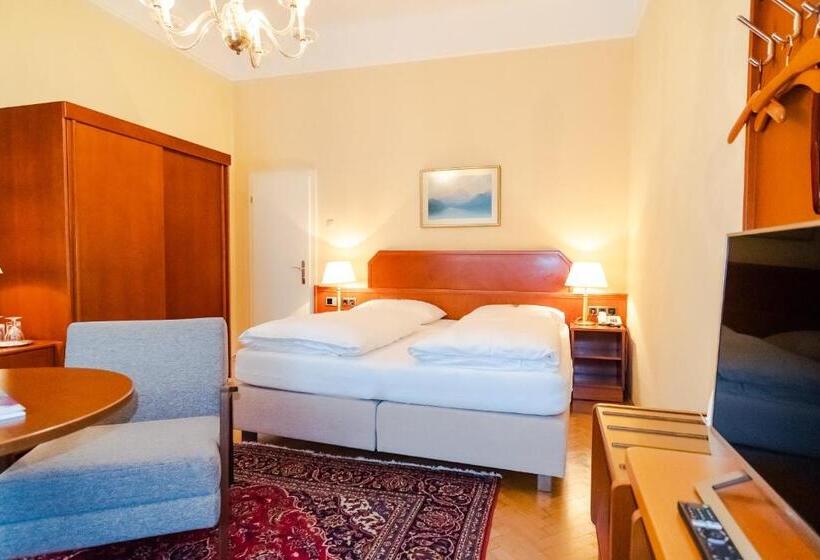 تختخواب و صبحانه Pension Elfy