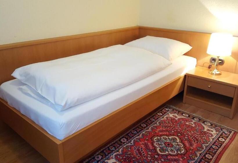 تختخواب و صبحانه Pension Elfy